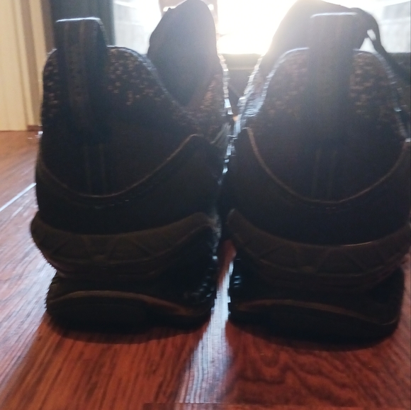 Like New! Creation Waveknit 2 Running Shoe - Picture 4 of 11